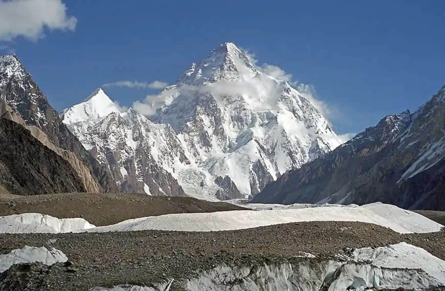 What are the major routes to climb K2?